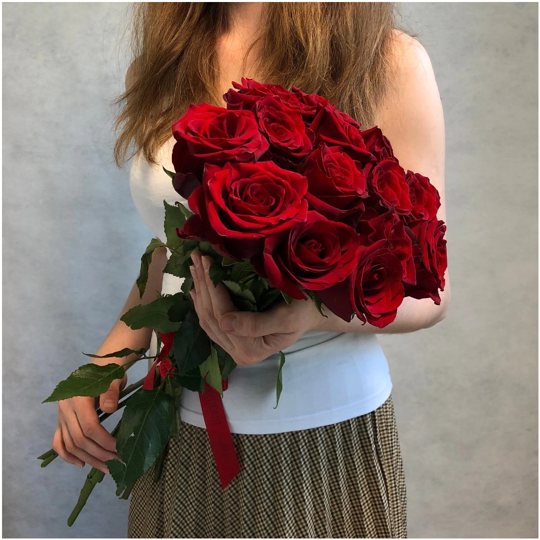 Букет из 15 роз «Любовный переплёт» 70 см